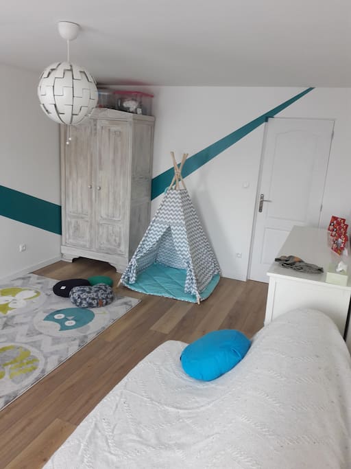 Vous êtes accompagné d'un ou plusieurs enfants? Le tipi les attends pour les activités intérieurs! Des jouets seront mis à leur disposition (et à la vôtre aussi)!