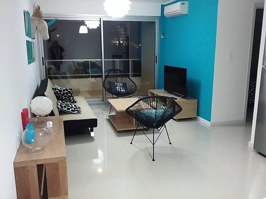 Amplio living con TV y WiFi -cable