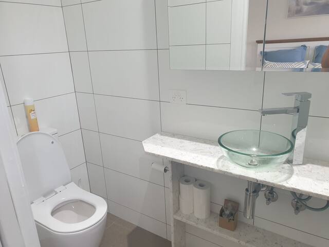 “Beaches”. 50 mtrs to beach. Disability compliant. gallery image 5