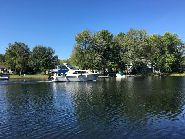 Muskoka Incredible view 3 bdr *waterfront* cottage