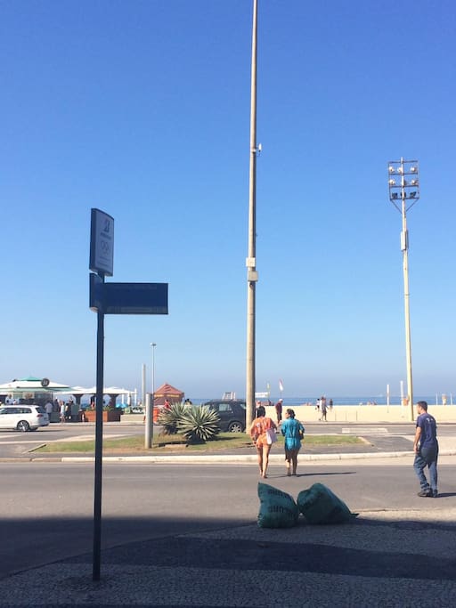 rua esquina com Av Atlantica.
a 20 metros da praia