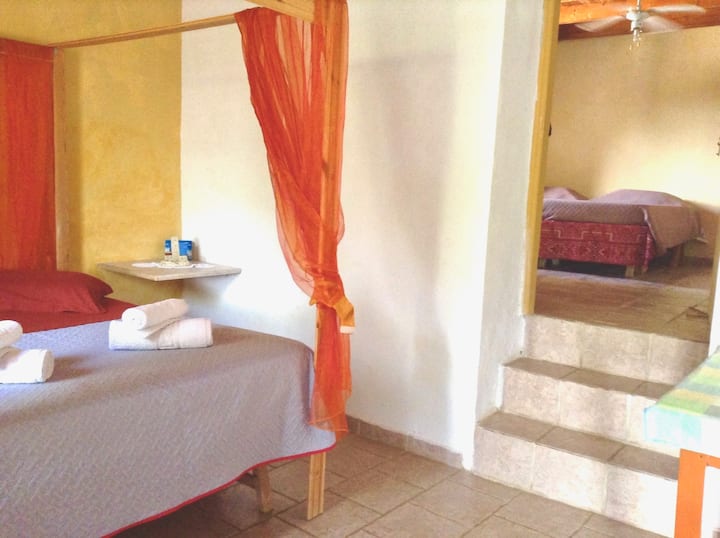 朝向次卧和卫生间 