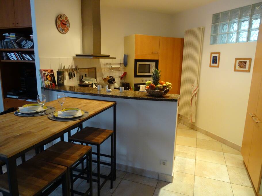Cuisine tout équipée (espace commun exclusivement réservé aux voyageurs) – Fully equipped kitchen (common area, exclusively for travellers)