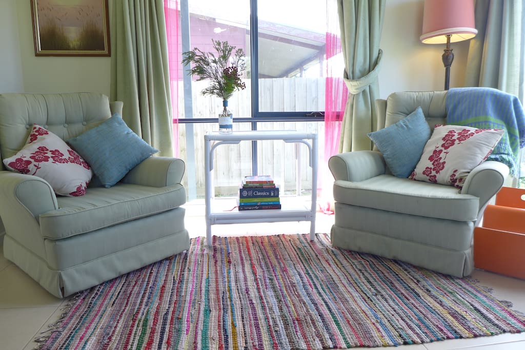 More of the lounge room.
