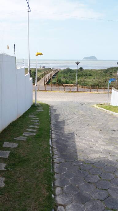 Rua de Acesso a praia-Quase em frente ao Condomínio