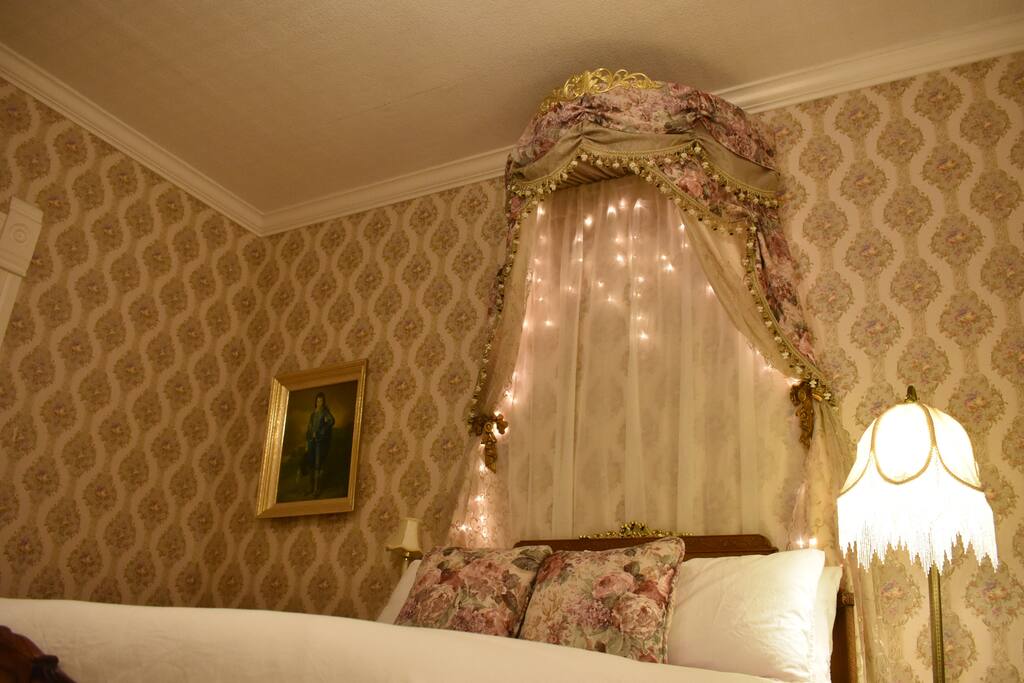 Some soft lights hiding in the canopy add to the romanticism.