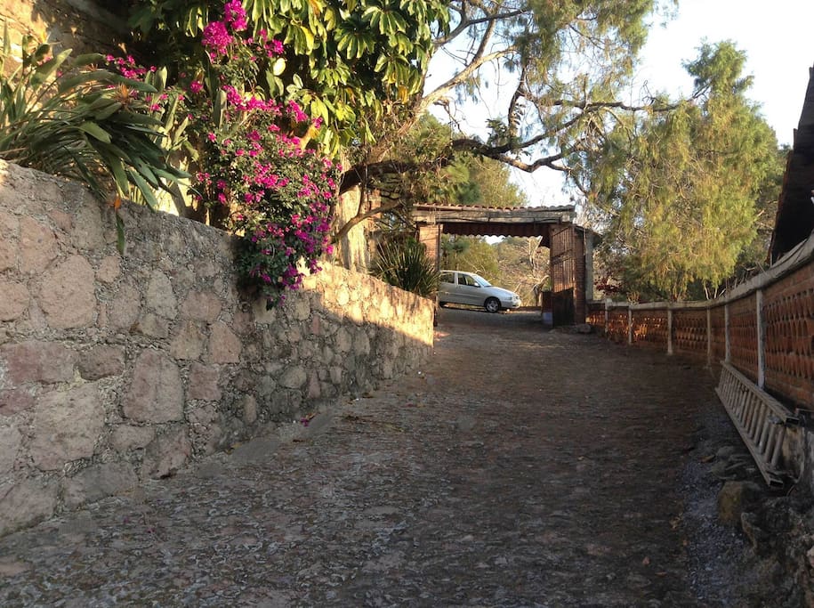 Para llegar al patio de la casa se ingresa por un portón que dá a una rampa empedrada.