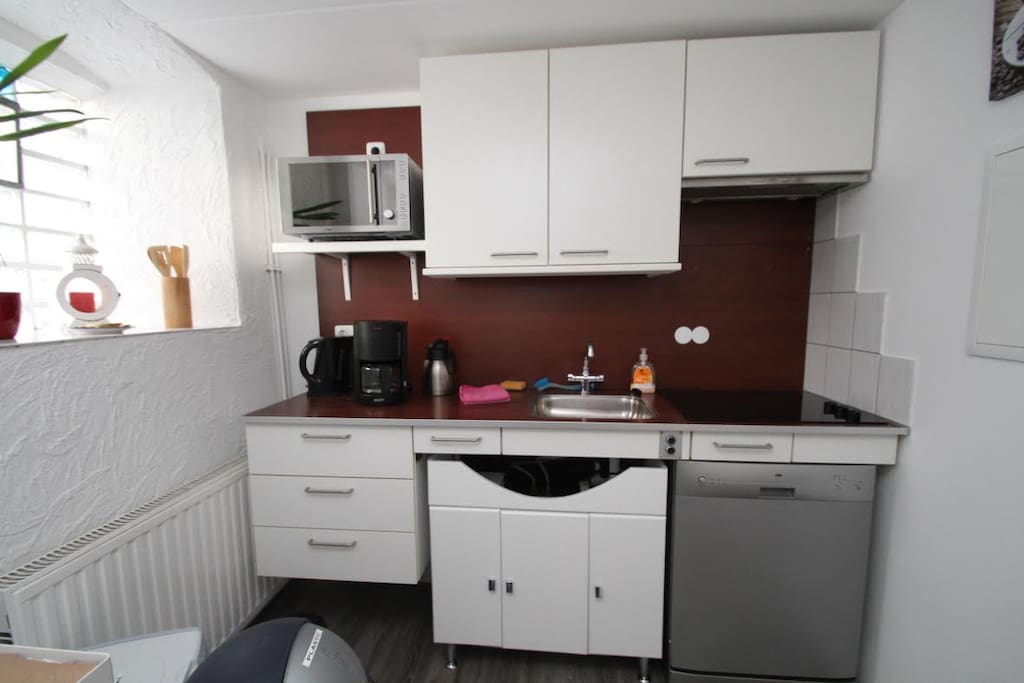 Keuken met vaatwasser, Combimagnetron, wasmachine en droger