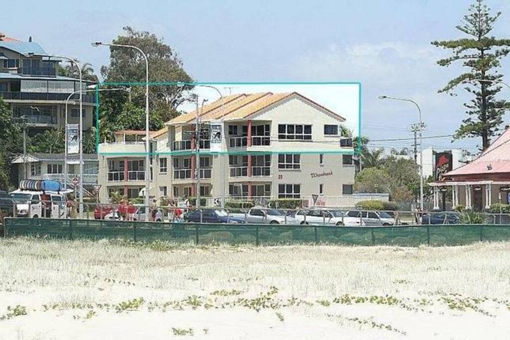 KirraBreak occupies the whole top floor and includes a spacious 3 bed apartment plus huge private deck area