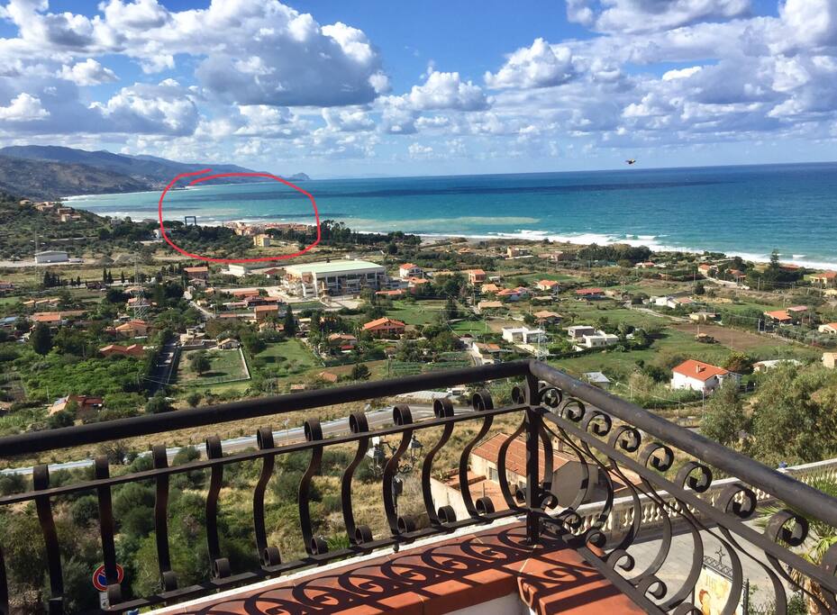 La borgata di Villa Margi (nel cerchio rosso) vista da Porta Palermo di Santo Stefano di Camastra