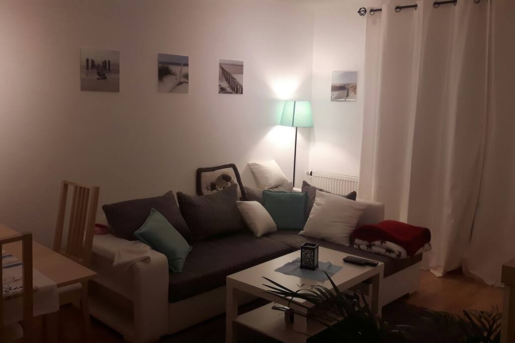 Das Wohnzimmer mit einer Schlafcouch für 2 Personen, TV und Internet verfügbar.
