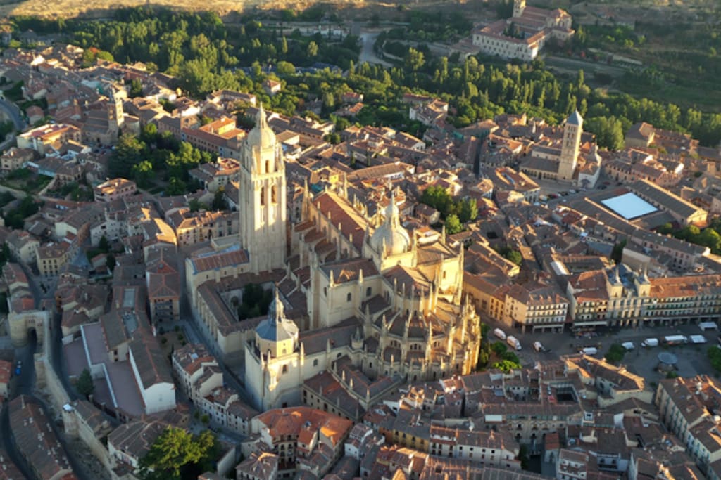 vista aerea de la majesruosa ciudad de Segovia .