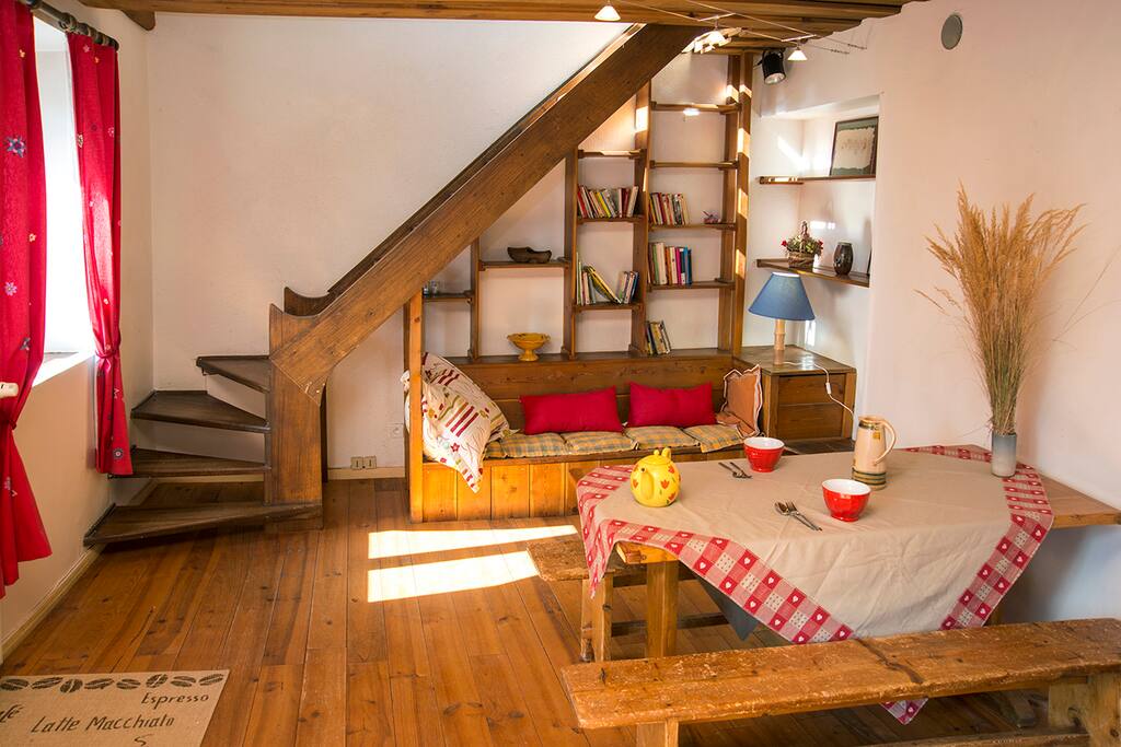 Séjour cuisine lumineux avec accès direct à l’extérieur par un balcon