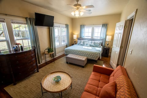 Gorgeous 2-Bed Home in Quiet Neighborhood