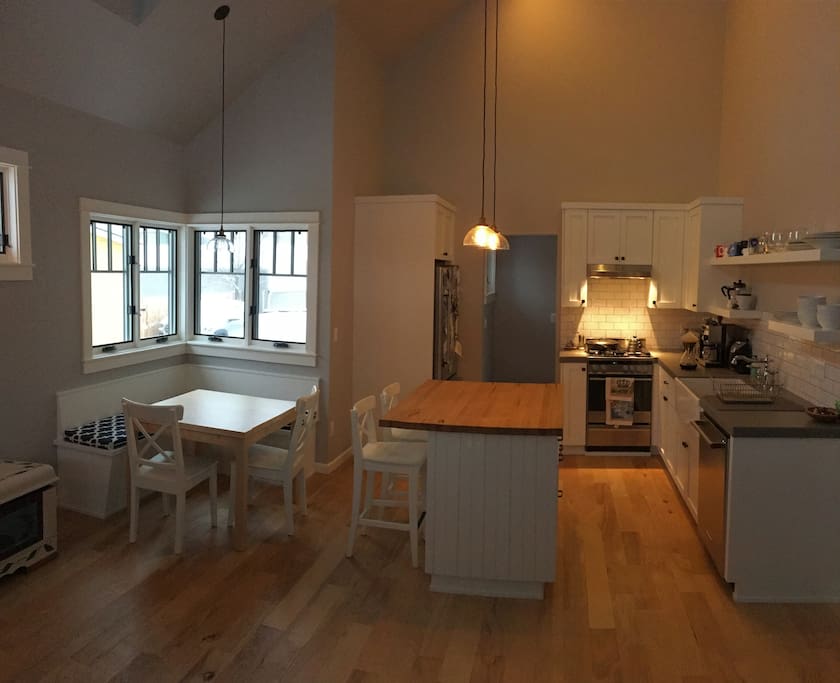 Kitchen/Counter/Dining Nook
