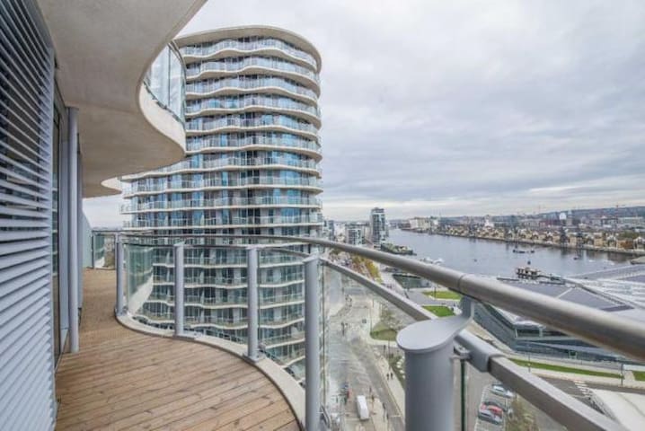 2 Bedroom Penthouse, Views of Canary Wharf and O2