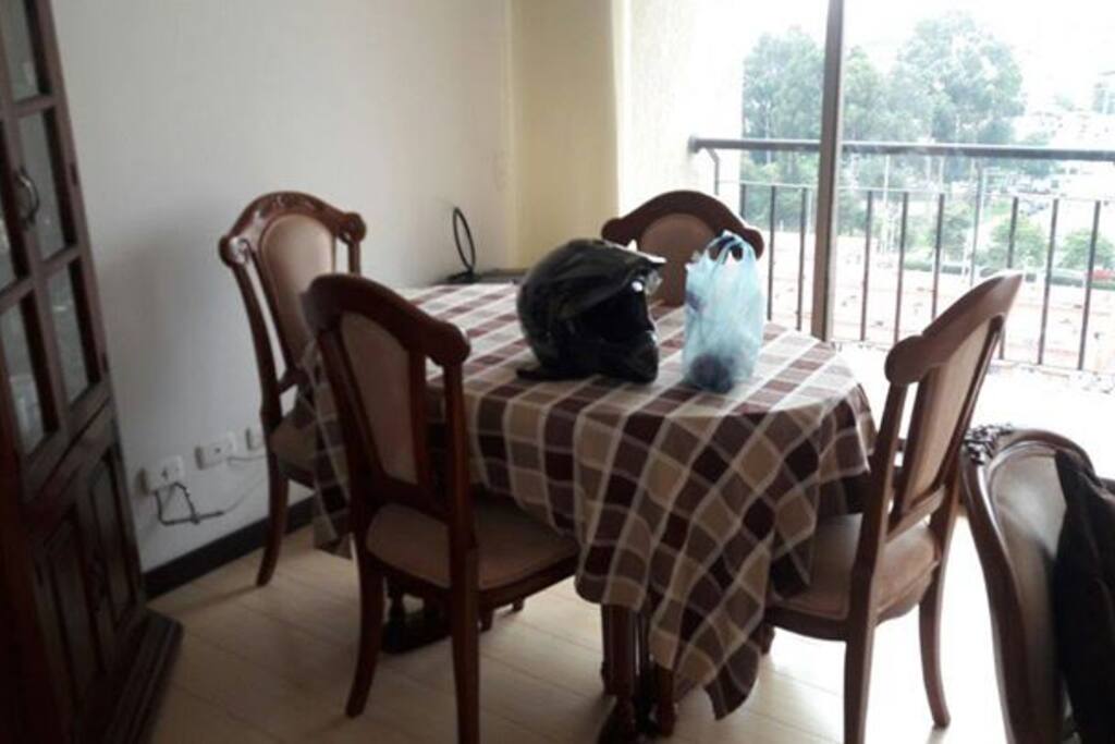 Sala y comedor que podrás utilizar, al igual que un balcón que ofrece una vista hermosa de la ciudad (piso 16)