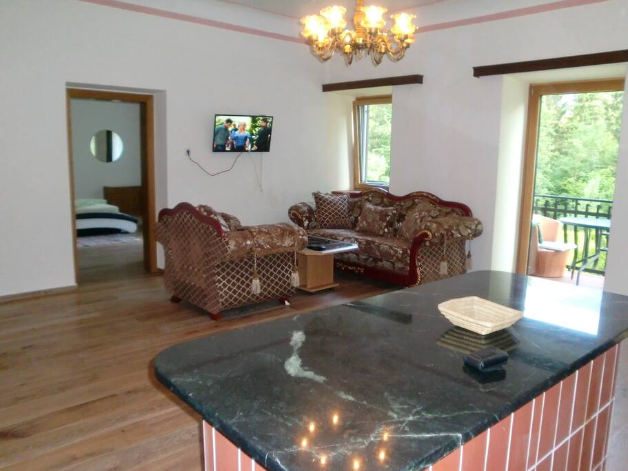 Wohnzimmer mit Stilmöbeln. Living-room with style furniture.