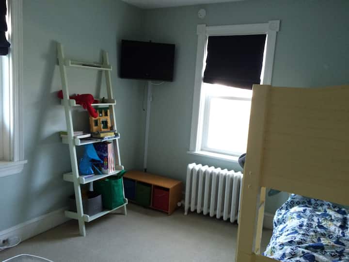 سرير بطابقين وسرير قابل للطي ينام 3 بشكل مريح في غرفة النوم الثالثة.