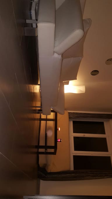 Belle pièce à vivre avec vue du canapé lit n2 et la table basse