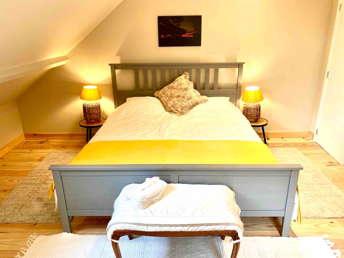 Double bed in bedroom 3.