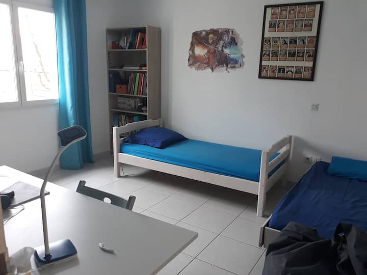 غرفة بمساحة 12 مترًا مربعًا بسريرين بحجم 90 سم.