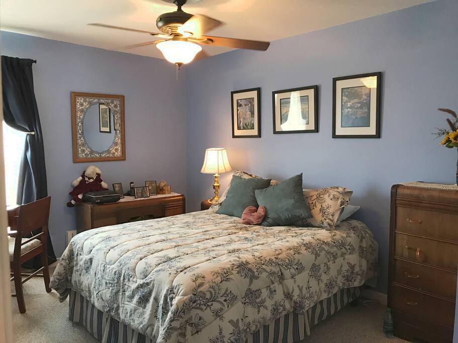 Large Bedroom Queen Size Bed Shared Bathroom