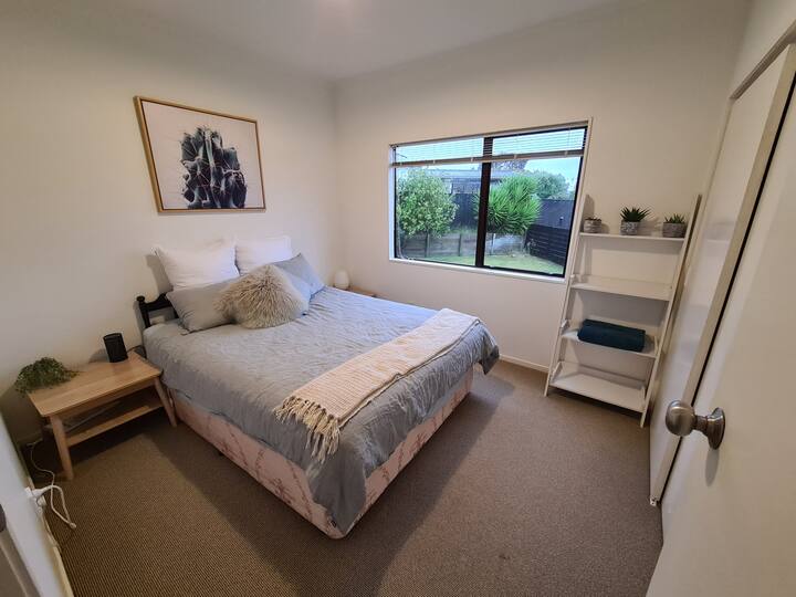 2nd room available with Queen bed and full wardrobe (bedroom slightly smaller than other room)
