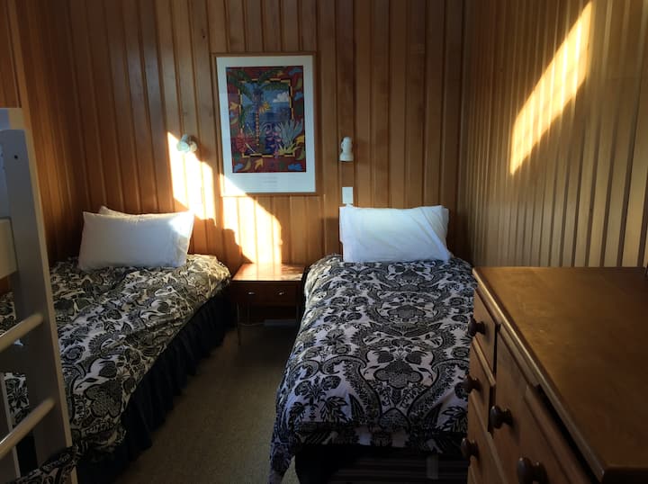 קצה אחד של חדר המיטות