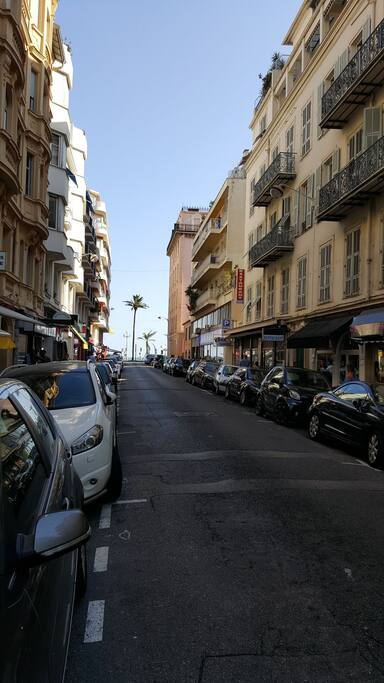 L'appartement est situé à côté de la mer. Au bout de la rue se trouve la mer.