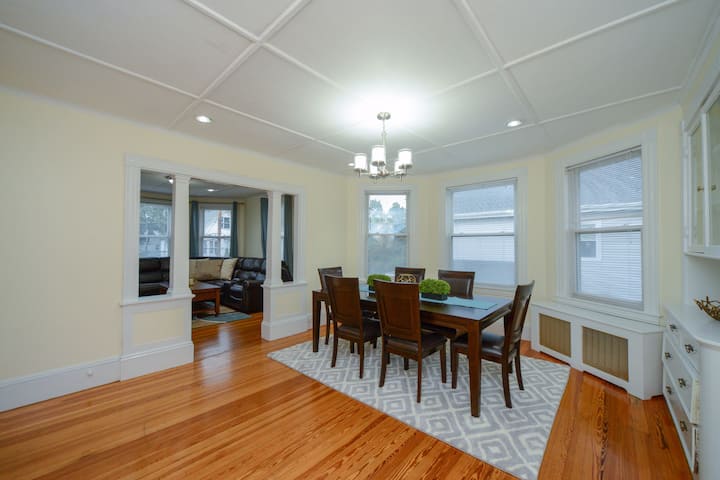 Huge & Clean 5 BR/2BA - 15 mins to Boston