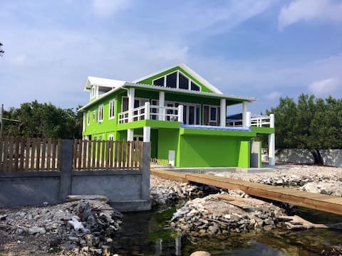Utila's Key Lime Casa - Luxury - Pool