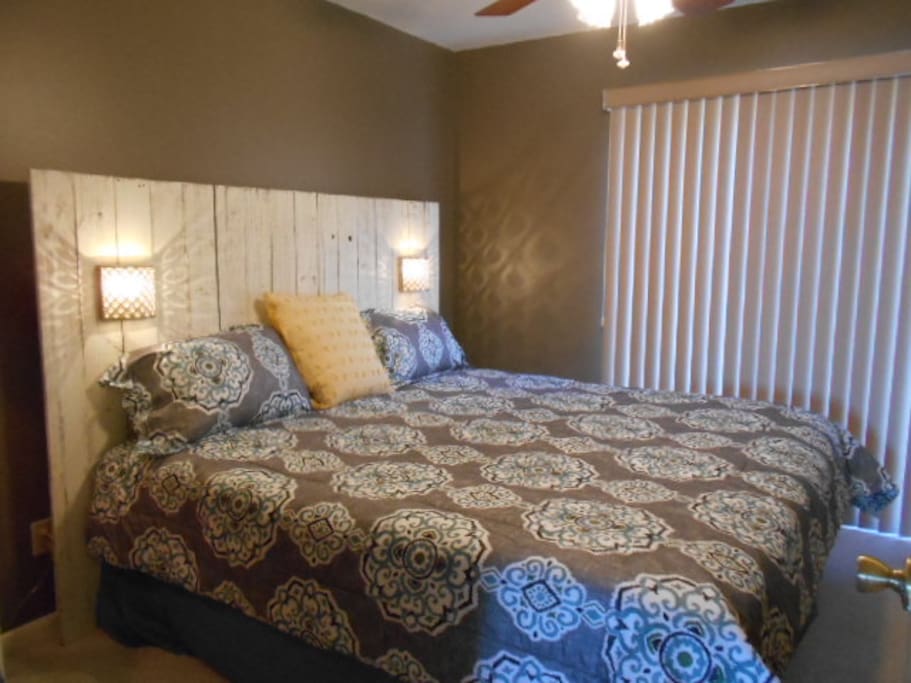 King size bed/bedroom
