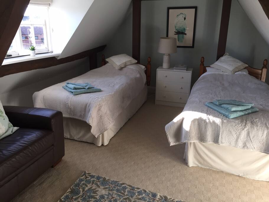 Twin bed room adjoining the king bed room - great for families or great mates.