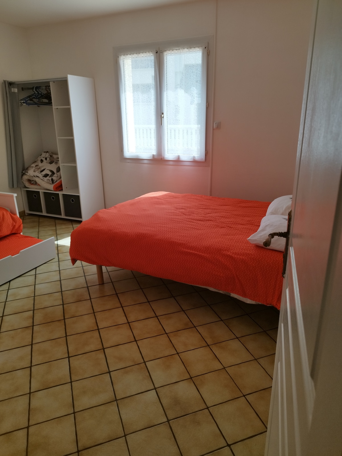 Izba na prízemí s 140*190 lôžkami a rozkladacou posteľou s 2 lôžkami s 90*190 lôžkami a šatníkom 