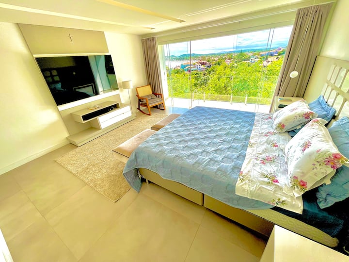 غرفة النوم الرئيسية ، بسرير بمقاس كينج وتلفزيون LED مقاس 75بوصة ومكيف هواء وستارة معتِّمة. شرفة بإطلالة جميلة على شاطئ جريبا . تحتوي غرفة النوم على خزانة كبيرة وحمام كبير بحوضين جميع الغرف المفروشة بأثاث عالي المستوى 