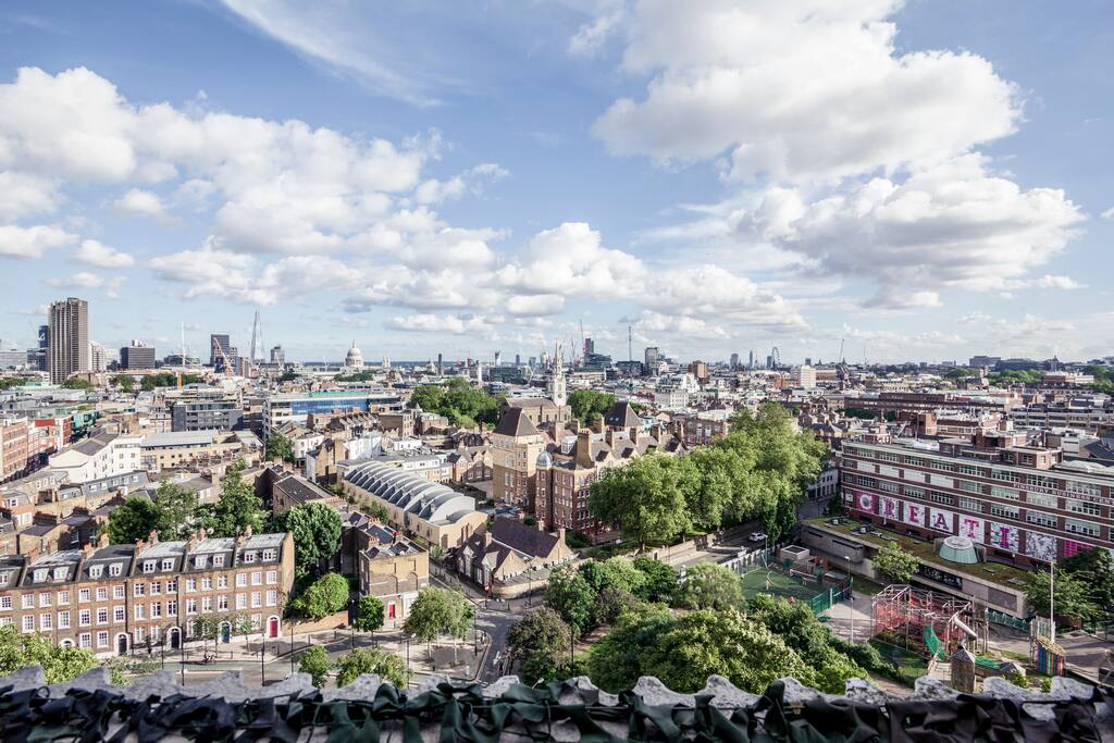 Amazing view on london eye, St. Paul, la city, the shard. You will enjoy your coffee there!