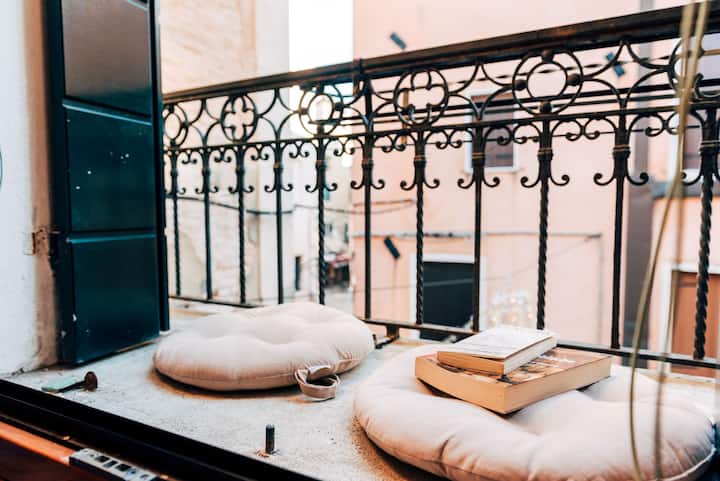 Opustite se na balkonu spavaće sobe s bračnim krevetom 