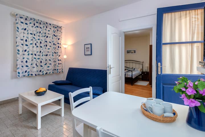 Captain Niko's House 1 W/spacious Courtyard - Jelsa