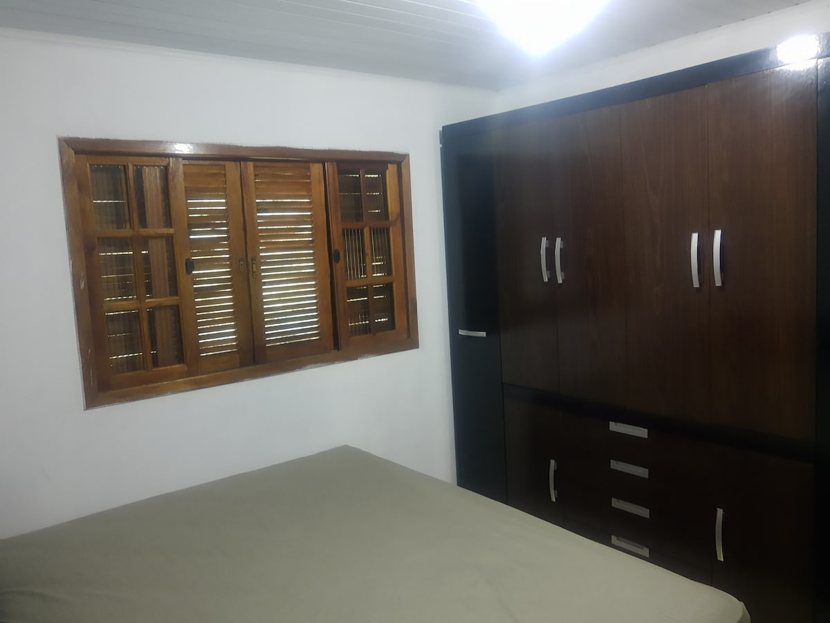 3号卧室配有衣柜和标准双人床，窗户街道上有蚊帐……