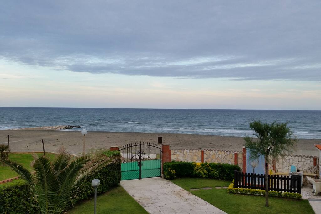 Ingresso in spiaggia dalla villa
