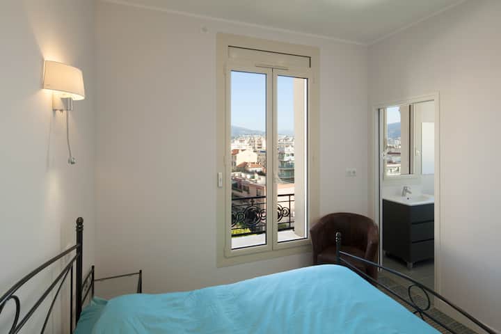 חדר שינה עם נוף להרים וחדר אמבטיה. מקום אחסון עצמאי. 