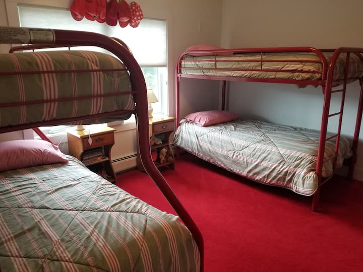 双层床房，配备3张单人床和1张双层床