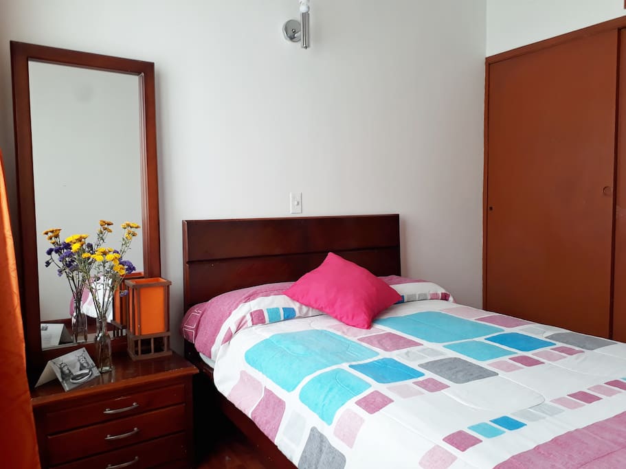 Amplia Habitación muy iluminada y acogedora, cama doble con colchón ortopédico, closet y tocador.