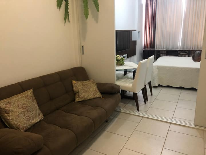 Sofá cama marrón que puede convertirse en una cama doble.