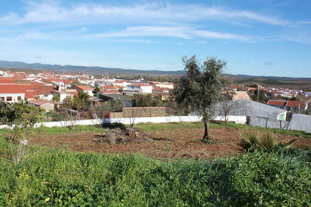 Parcela amplia para disfrutar de las vistas al pueblo.