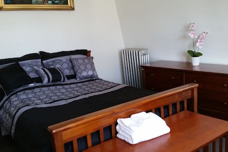 Convenient to Boston & Cambridge - Large Room