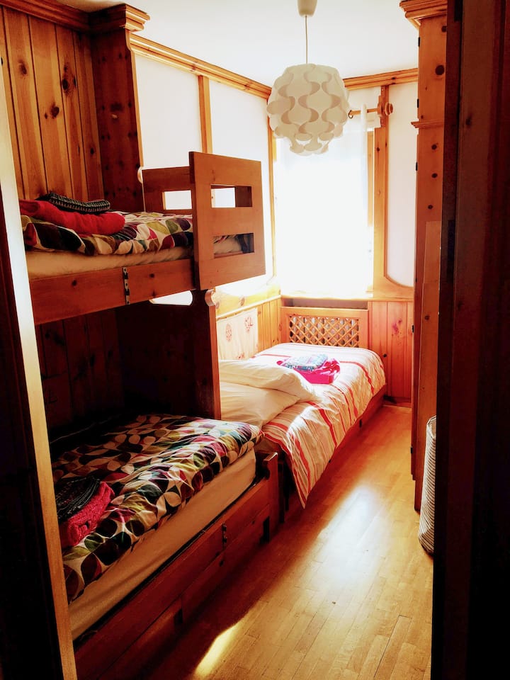 Dormitorio 3, 2 literas y 1 individual (3 camas en total).

Los niños (¡y adultos!) disfrutarán de este acogedor dormitorio que tiene mucho almacenamiento.