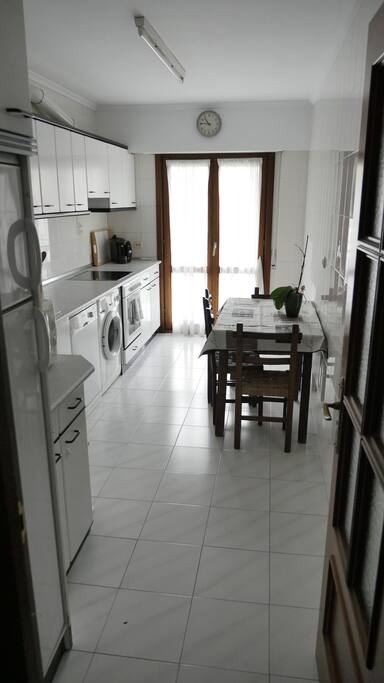 Cocina completa con frigorífico, lavavajillas , lavadora, horno y cafetera