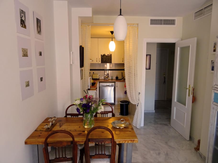 Salón y cocina al fondo